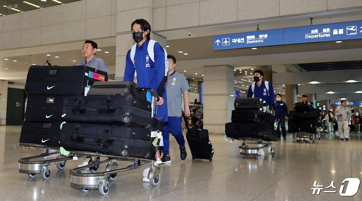 본문 이미지 - U-23 대한민국 축구 국가대표팀 선수들이 27일 오후 인천국제공항을 통해 귀국하고 있다. 2024.4.27/뉴스1 ⓒ News1 이동해 기자