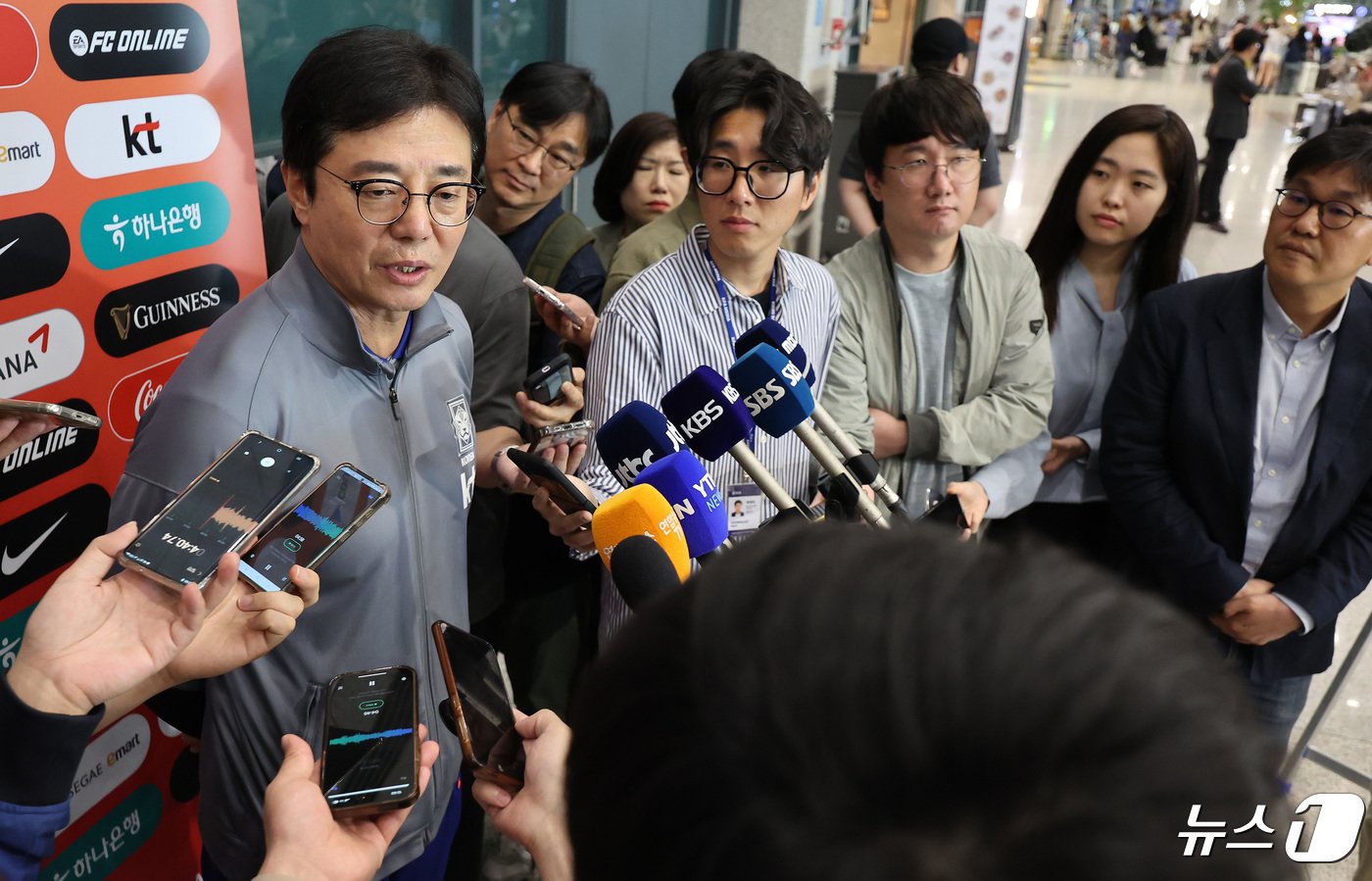 황선홍 U-23 대한민국 축구 국가대표팀 감독이 27일 오후 인천국제공항을 통해 귀국해 인터뷰를 하고 있다. 2024.4.27/뉴스1 ⓒ News1 이동해 기자