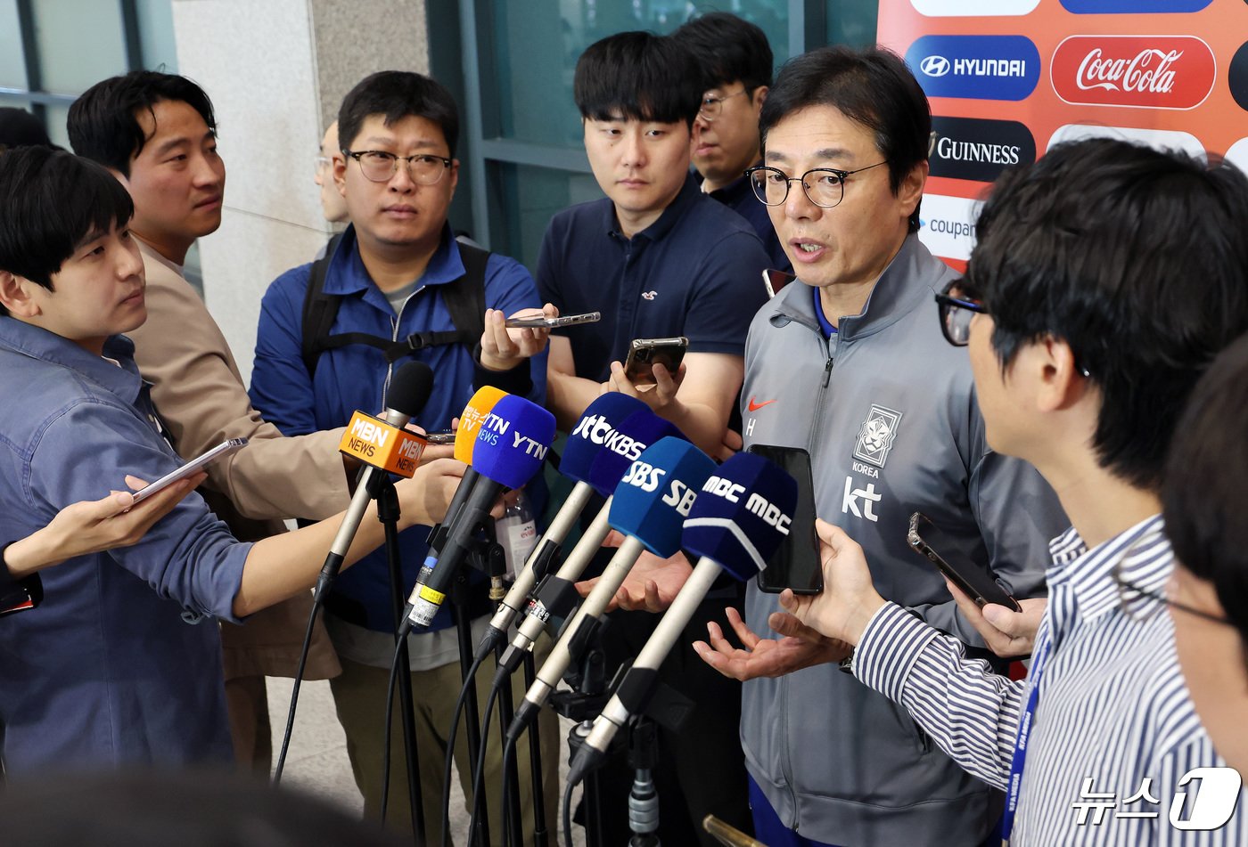 황선홍 U-23 대한민국 축구 국가대표팀 감독이 27일 오후 인천국제공항을 통해 귀국해 인터뷰를 하고 있다. 2024.4.27/뉴스1 ⓒ News1 이동해 기자