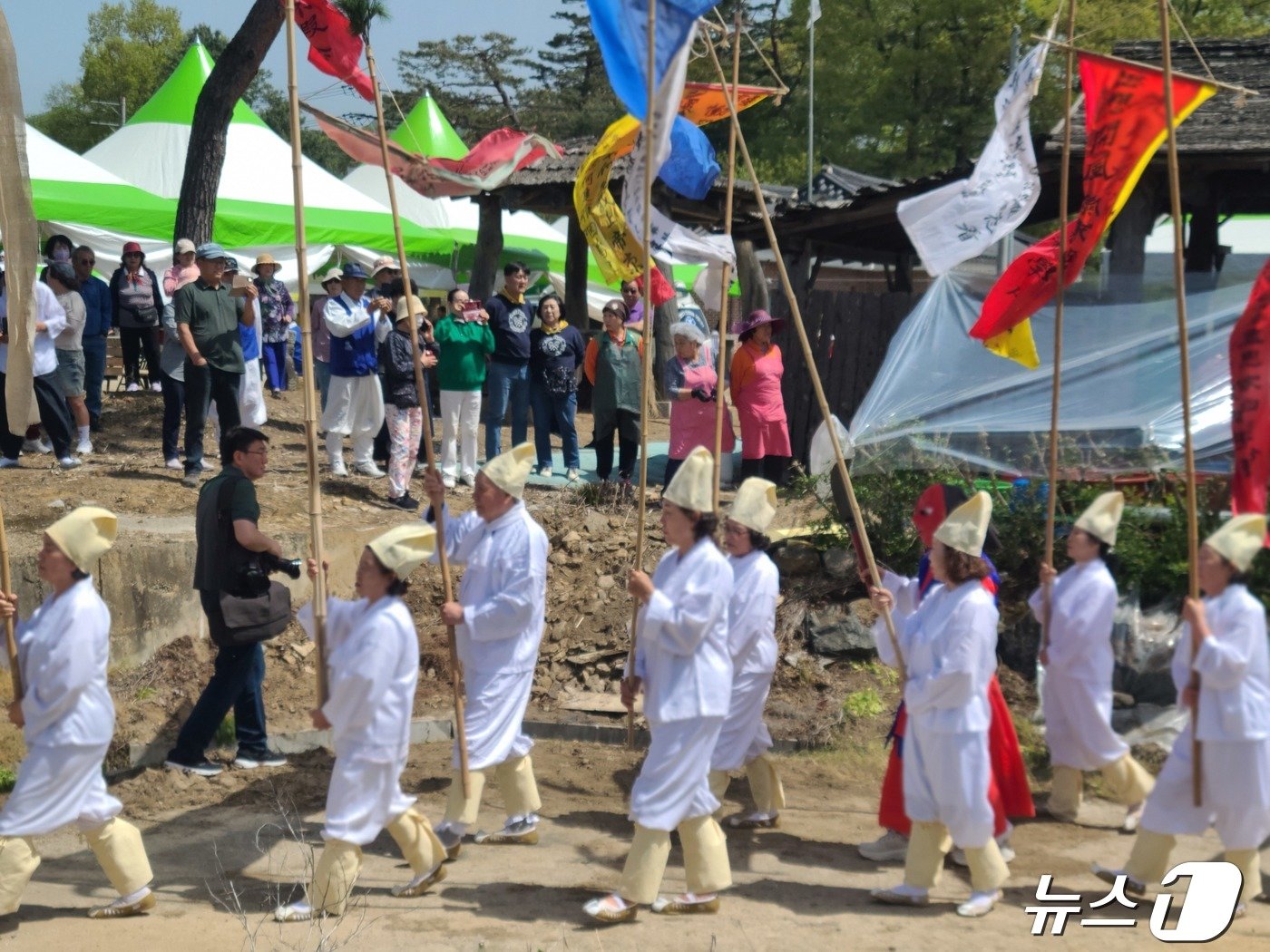 27일 강원도 횡성군 우천면 정금마을에서 제36회 횡성회다지소리민속문화제가 열리고 있다. 이날 행사에서는 평소 볼 수 없었던 상엿소리와 회다지소리 공연이 포함된 &#39;강원 무형유산 제4호&#39; 횡성회다지소리 원형 공연이 펼쳐져 관광객들의 눈길을 끌었다. 2024.4.27/뉴스1 ⓒ News1 이종재 기자