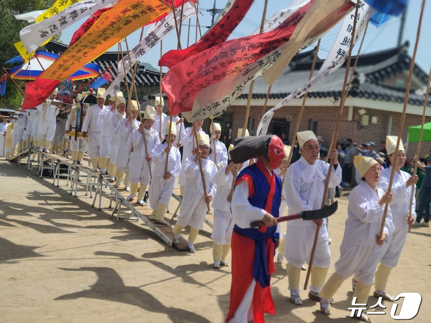 27일 강원도 횡성군 우천면 정금마을에서 제36회 횡성회다지소리민속문화제가 열리고 있다. 이날 행사에서는 평소 볼 수 없었던 상엿소리와 회다지소리 공연이 포함된 &#39;강원 무형유산 제4호&#39; 횡성회다지소리 원형 공연이 펼쳐져 관광객들의 눈길을 끌었다. 2024.4.27/뉴스1 ⓒ News1 이종재 기자