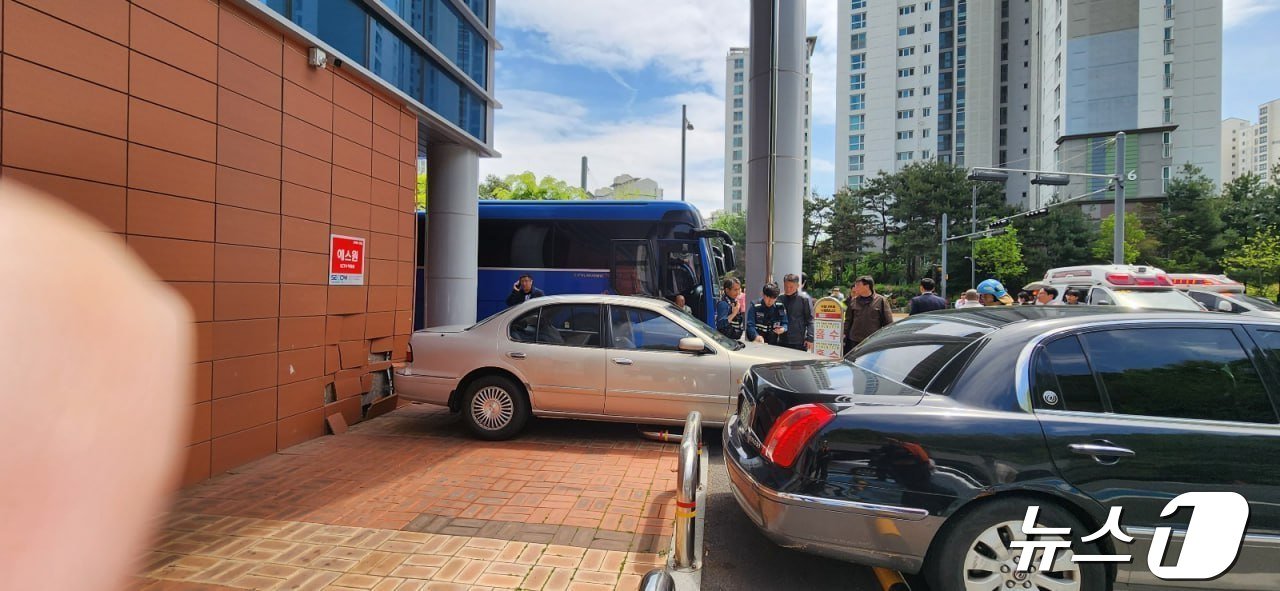 본문 이미지 - 성남시 분당구 백현동 판교노인종합복지관 주차장 교통사고 현장.(경기도소방재난본부 제공)