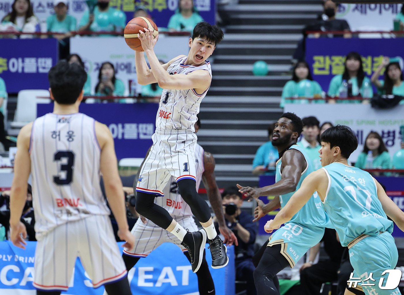 본문 이미지 - 27일 오후 경기도 수원시 권선구 수원KT소닉붐아레나에서 열린 '2023-2024 정관장 프로농구' 챔피언결정전 1차전 수원 KT와 부산 KCC의 경기에서 부산 이호현이 공을 잡아내고 있다. 2024.4.27/뉴스1 ⓒ News1 이재명 기자