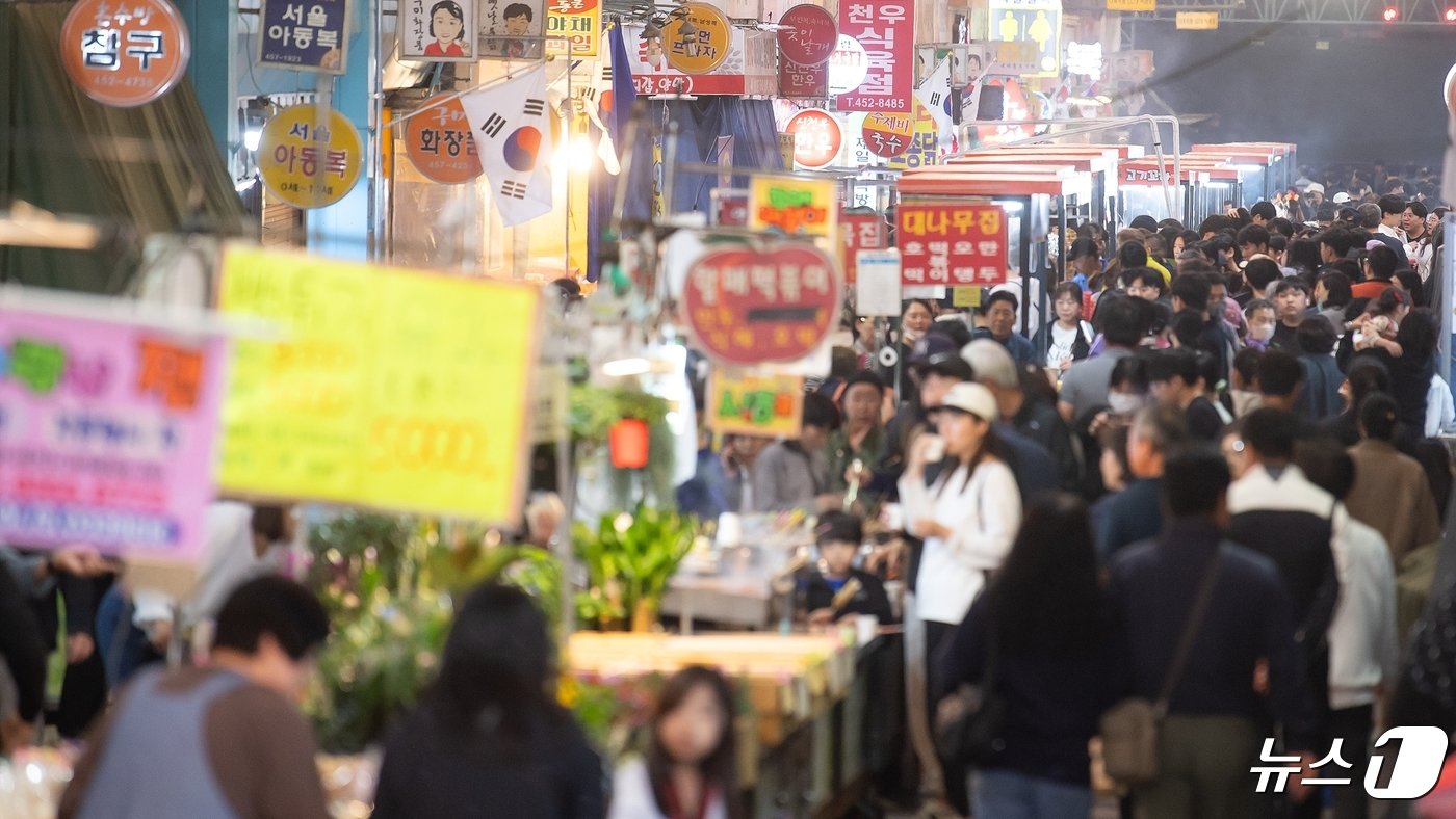 27일 경북 구미 새마을중앙시장과 중앙로 동문상점가 일원에서 열린 &#39;달달한 낭만 야시장&#39;이 몰려든 시민들로 발 디딜 틈이 없다. 이날까지 이틀간 열린 야시장에는 3만여명이 넘는 방문객들이 몰려 인산인해를 이루면서 상인들이 즐거운 비명을 질렀다. 2024.4.27/뉴스1 ⓒ News1 정우용 기자