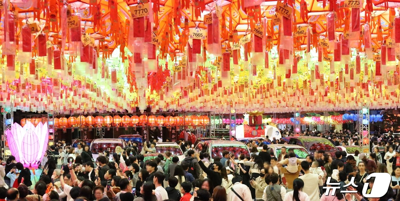 본문 이미지 - 연등축제 첫날인 27일 삼광사가 관람객들로 북적이고 있다. 2024.4.27. 손연우 기자