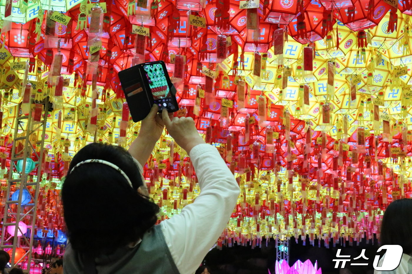 본문 이미지 - 삼광사 연등축제 첫날인 27일 관람객이 휴대폰 카메라로 연등을 찍고 있다.2024.4.27. 손연우 기자