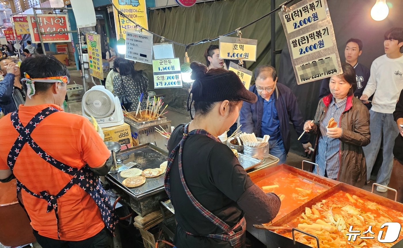 27일 경북 구미 새마을중앙시장과 중앙로 동문상점가 일원에서 열린 &#39;달달한 낭만 야시장&#39;에서 시민들이 분식을 먹고 있다. 이날까지 이틀간 열린 야시장에는 3만여명이 넘는 방문객들이 몰려 인산인해를 이루면서 상인들이 즐거운 비명을 질렀다. 2024.4.27/뉴스1 ⓒ News1 정우용 기자