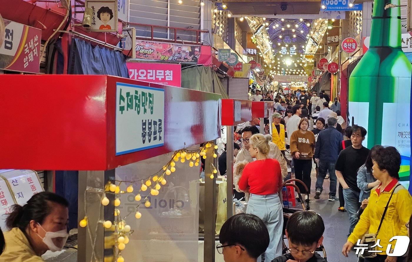 본문 이미지 - 27일 경북 구미 새마을중앙시장과 중앙로 동문상점가 일원에서 열린 '달달한 낭만 야시장'에서 몰려 봄날 주말저녁을 즐기고 있다 . 이날까지 이틀간 열린 야시장에는 3만여명이 넘는 방문객들이 몰려 인산인해를 이루면서 상인들이 즐거운 비명을 질렀다. 2024.4.27/뉴스1 ⓒ News1 정우용 기자