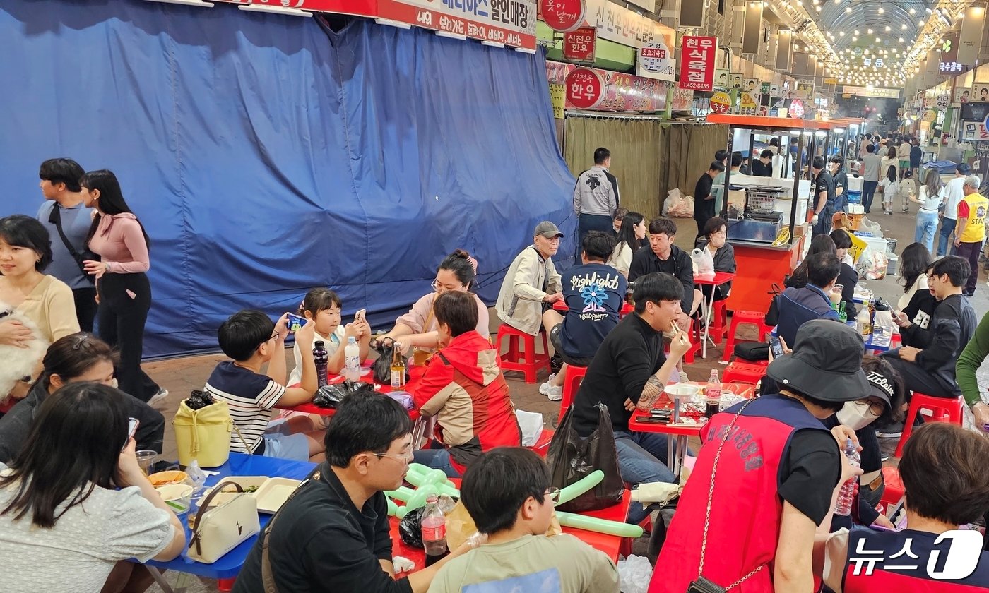 본문 이미지 - 27일 경북 구미 새마을중앙시장과 중앙로 동문상점가 일원에서 열린 '달달한 낭만 야시장'에서 몰려 봄날 주말저녁을 즐기고 있다 . 이날까지 이틀간 열린 야시장에는 3만여명이 넘는 방문객들이 몰려 인산인해를 이루면서 상인들이 즐거운 비명을 질렀다. 2024.4.27/뉴스1 ⓒ News1 정우용 기자