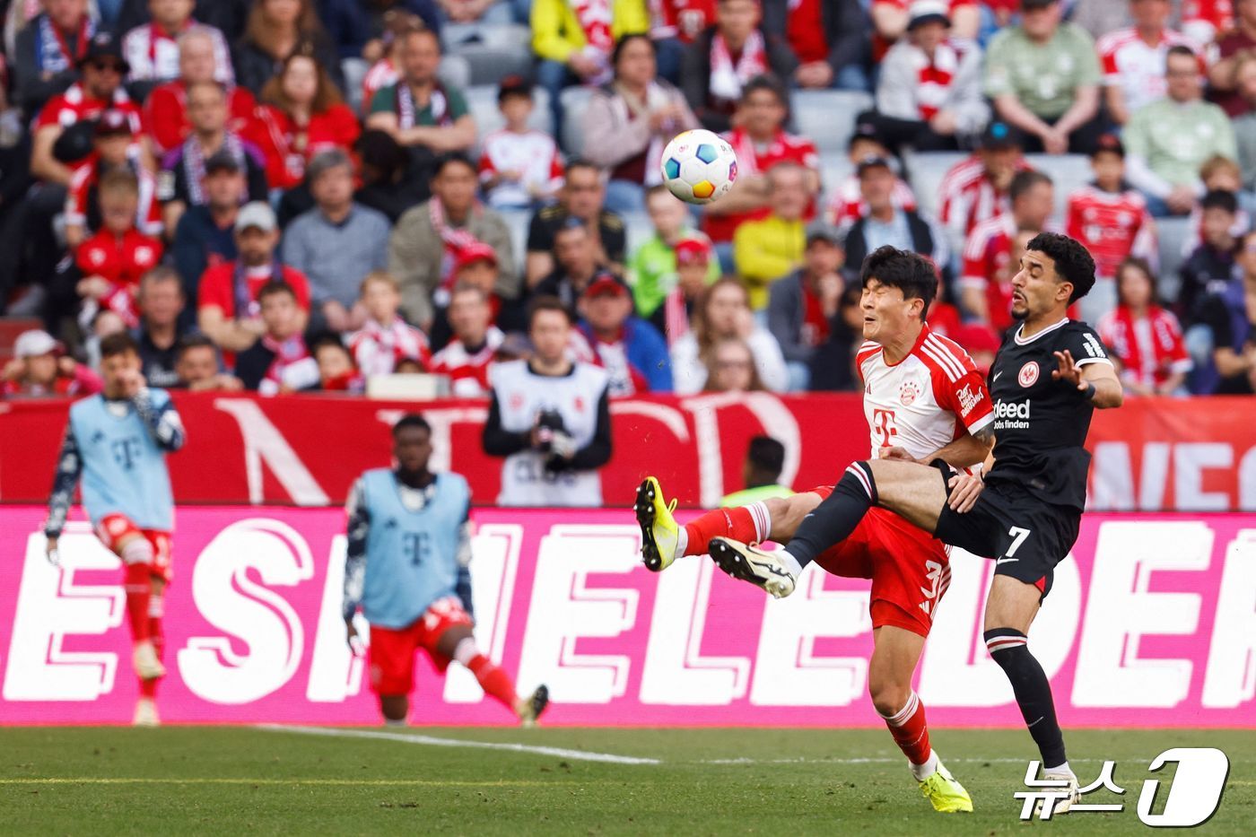 본문 이미지 - 프랑크푸르트전에서 후반 45분을 소화한 김민재(왼쪽) ⓒ AFP=뉴스1