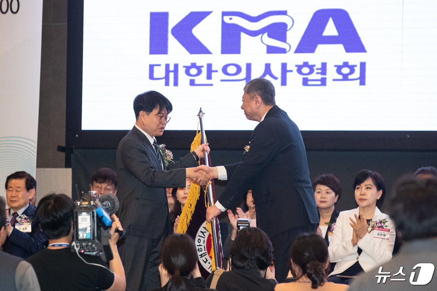 본문 이미지 - 임현택 대한의사협회장 당선인(왼쪽)이 28일 서울 서초구 더케이호텔에서 열린 대한의사협회 제76차 정기대의원총회에서 이정근 의협 회장 직무대행으로부터 협회기를 건네받고 있다. 2024.4.28/뉴스1 ⓒ News1 유승관 기자