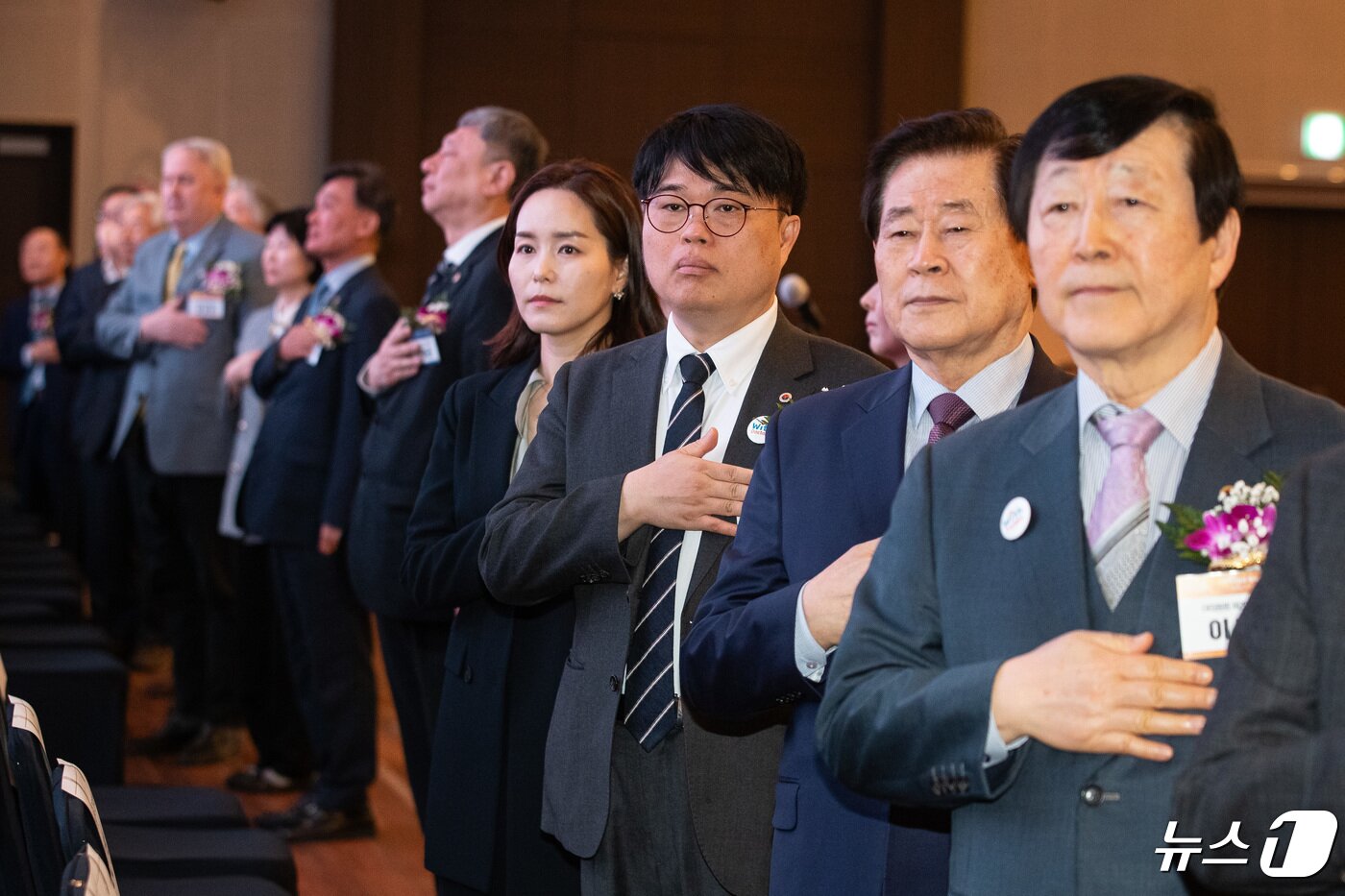 본문 이미지 - 임현택 대한의사협회장 당선인(오른쪽 세 번째)을 비롯한 참석자들이 28일 서울 서초구 더케이호텔에서 열린 대한의사협회 제76차 정기대의원총회에서 국민의례를 하고 있다. 2024.4.28/뉴스1 ⓒ News1 유승관 기자