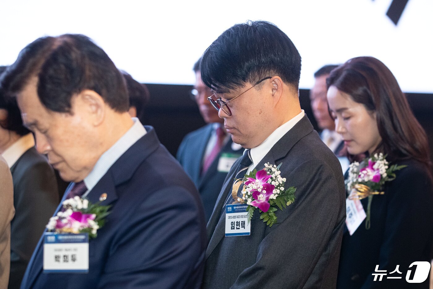 본문 이미지 - 임현택 대한의사협회장 당선인이 28일 서울 서초구 더케이호텔에서 열린 대한의사협회 제76차 정기대의원총회에서 묵념하고 있다. 2024.4.28/뉴스1 ⓒ News1 유승관 기자