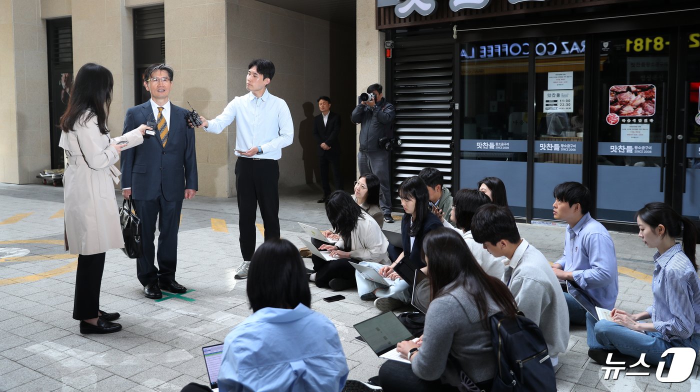 오동운 고위공직자범죄수사처장 후보자가 28일 오전 경기 과천시에 마련된 인사청문회 준비 사무실로 출근하기에 앞서 취재진의 질문에 답하고 있다. 2024.4.28/뉴스1 ⓒ News1 이승배 기자