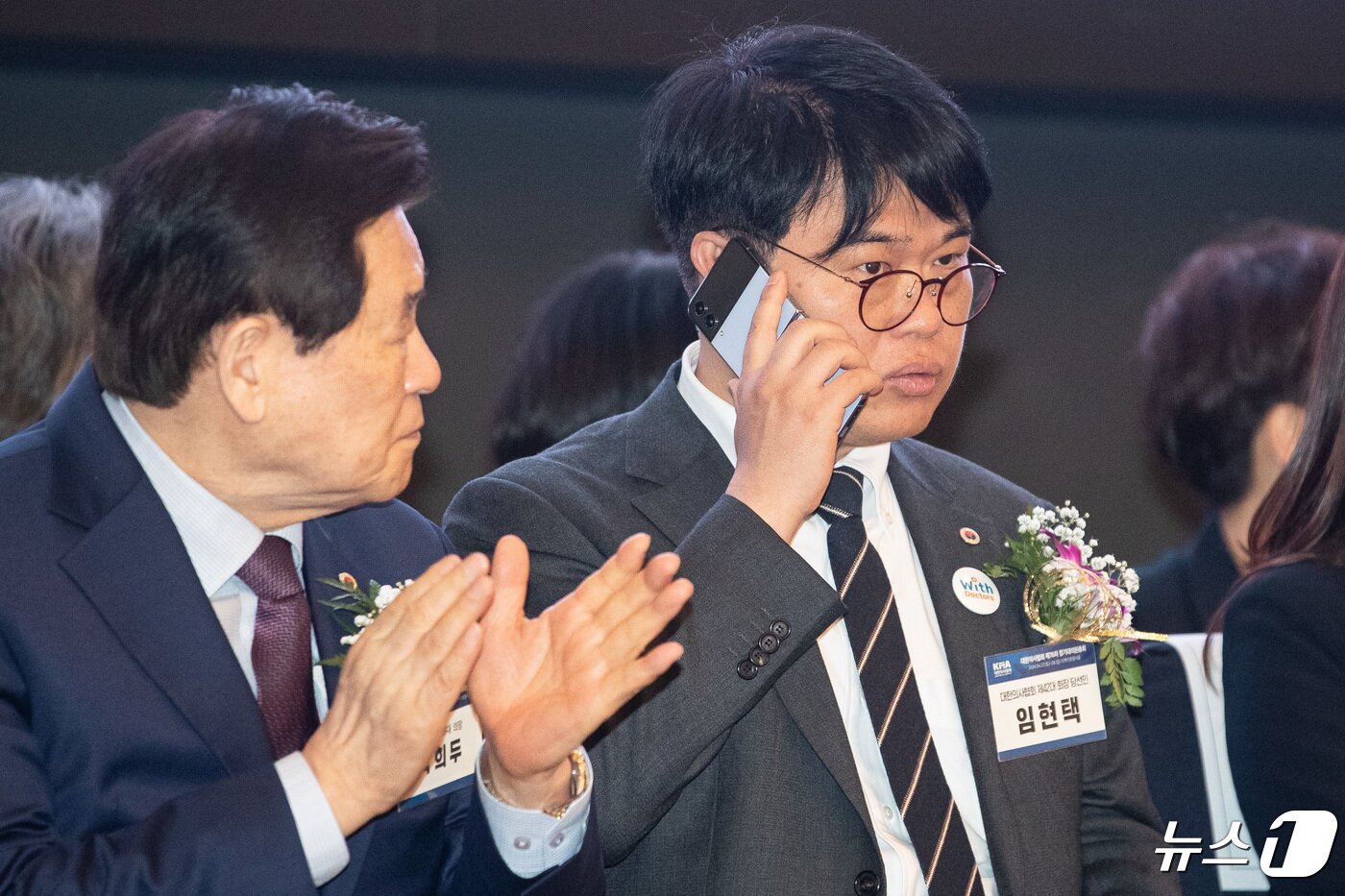 본문 이미지 - 임현택 대한의사협회장 당선인이 28일 서울 서초구 더케이호텔에서 열린 대한의사협회 제76차 정기대의원총회에서 전화 통화를 하고 있다. 2024.4.28/뉴스1 ⓒ News1 유승관 기자