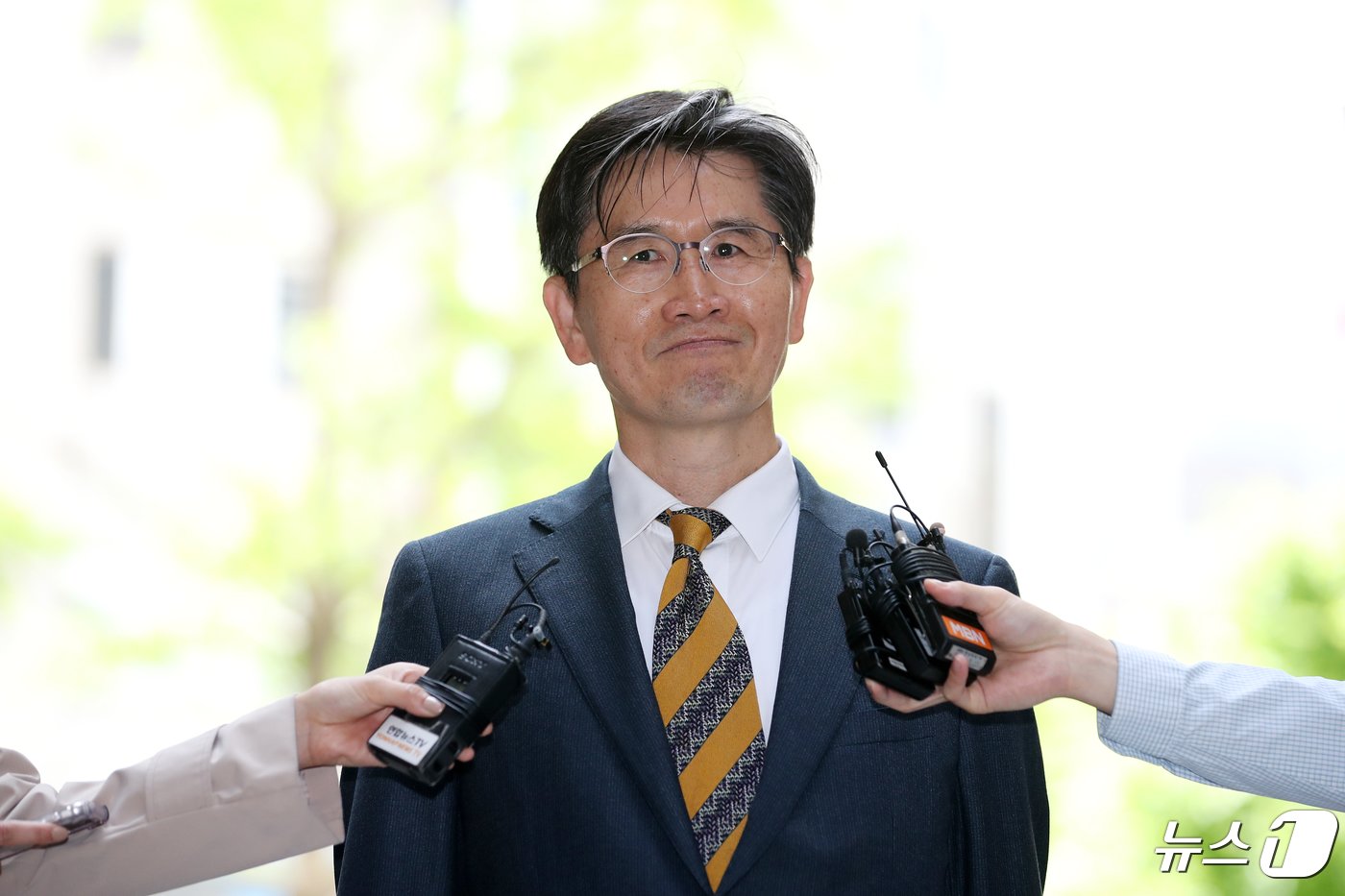 본문 이미지 - 오동운 고위공직자범죄수사처장 후보자가 28일 오전 경기 과천시에 마련된 인사청문회 준비 사무실로 출근하며 취재진의 질문을 듣고 있다. 윤석열 대통령은 지난 26일 고위공직자범죄수사처장 후보에 오동운 변호사(55·사법연수원 27기)를 지명했다. 2024.4.28/뉴스1 ⓒ News1 이승배 기자