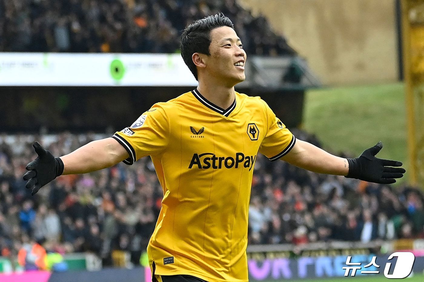 본문 이미지 - 울버햄프턴의 황희찬이 27일 (현지시간) 영국 울버햄프턴의 몰리뉴 스타디움에서 열린 EPL 루턴 타운과 경기서 넉 달 만에 리그 11호 골을 터뜨린 뒤 기뻐하고 있다. 2024. 04. 28 ⓒ AFP=뉴스1 ⓒ News1 우동명 기자