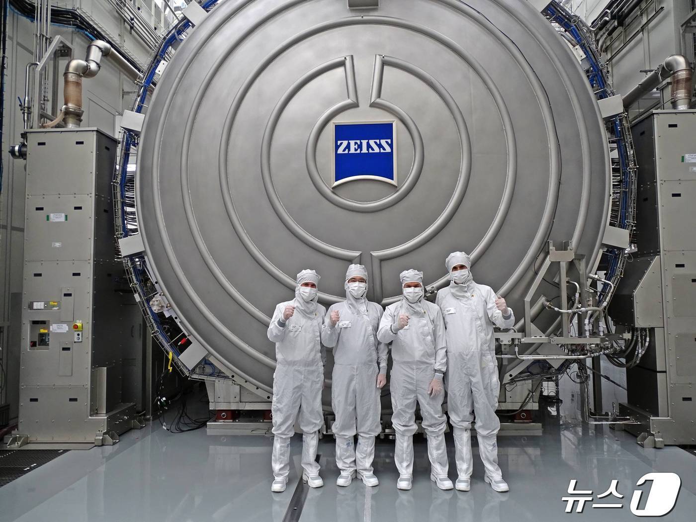 본문 이미지 - 26일(현지 시간) 독일 오버코헨 ZEISS 본사를 방문한 이재용 삼성전자 회장(왼쪽에서 두번째)이 최신 반도체 장비를 살펴본 뒤 칼 람프레히트 ZEISS그룹 CEO(왼쪽에서 세번째),  안드레아스 페허 ZEISS SMT(Semiconductor Manufacturing Technology) CEO(왼쪽에서 첫번째)와 함께 기념사진을 촬영하는 모습. (삼성전자 제공)