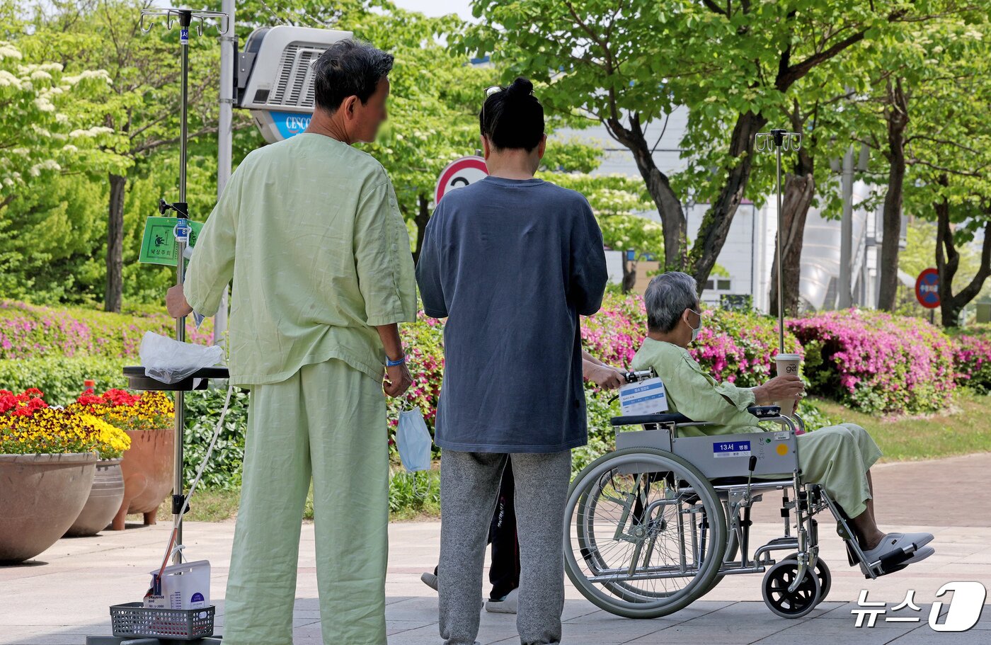 본문 이미지 - 의대정원 증원을 놓고 의정갈등이 이어지고 있는 28일 오전 서울의 한 병원에서 환자들이 산책을 하고 있다. 2024.4.28/뉴스1 ⓒ News1 장수영 기자