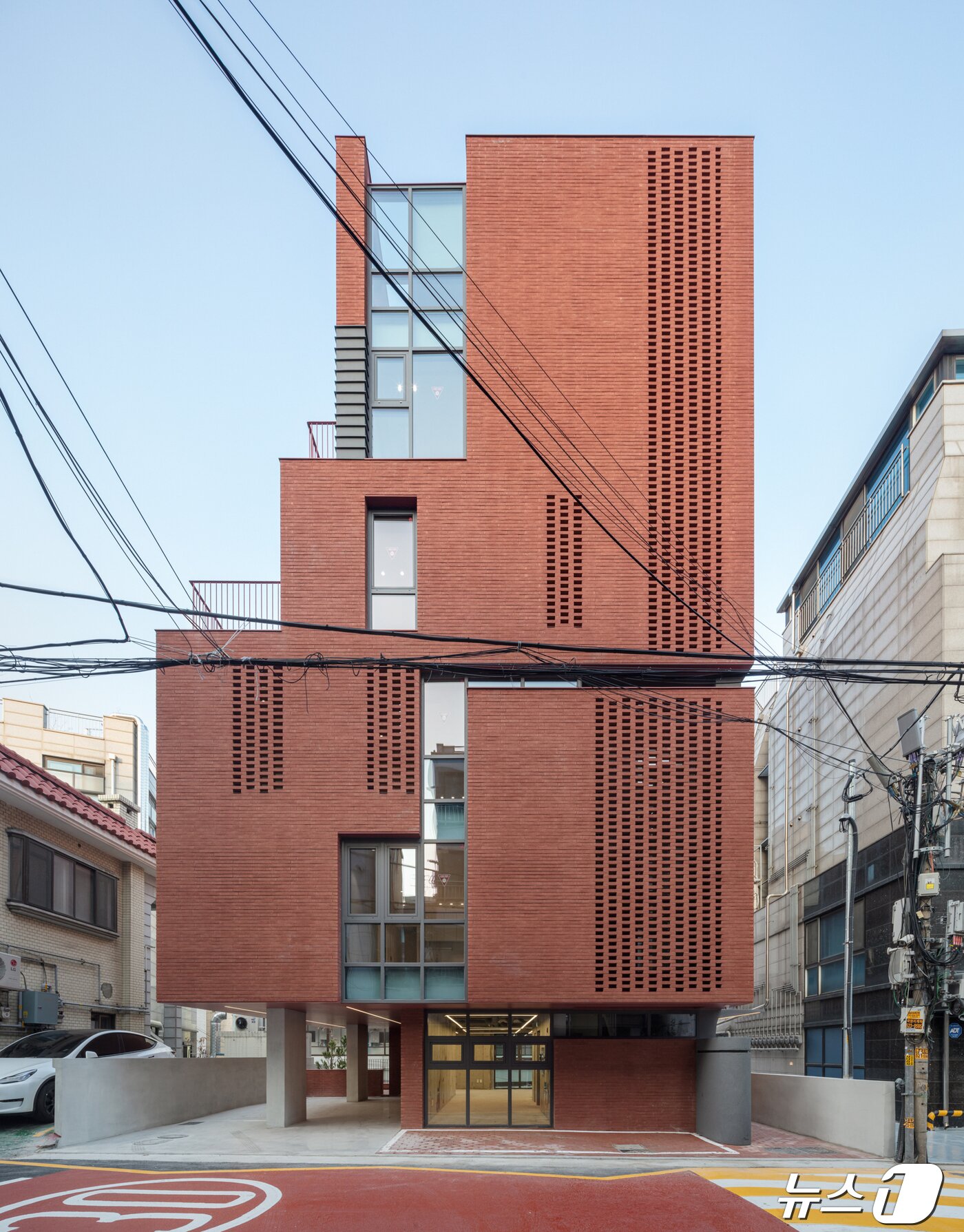 본문 이미지 - 서울 서초구 반포동 다세대 주택 레드 포트리스(Red Fortress).(더코너즈 건축사사무소 제공)