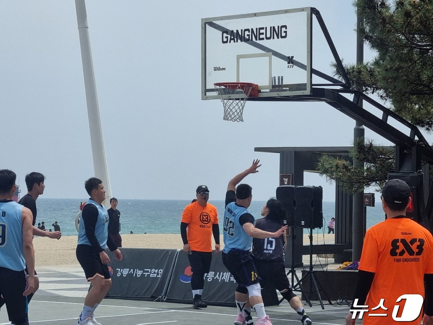 본문 이미지 - 28일 강원 강릉시 경포해변광장 특설코트에서 열린 솔향강릉배 전국 3x3 농구대회에 참가한 동호인들이 경포해변을 풍광삼아 경기를 치르고 있다. 2024.4.28/뉴스1 ⓒ News1 윤왕근 기자