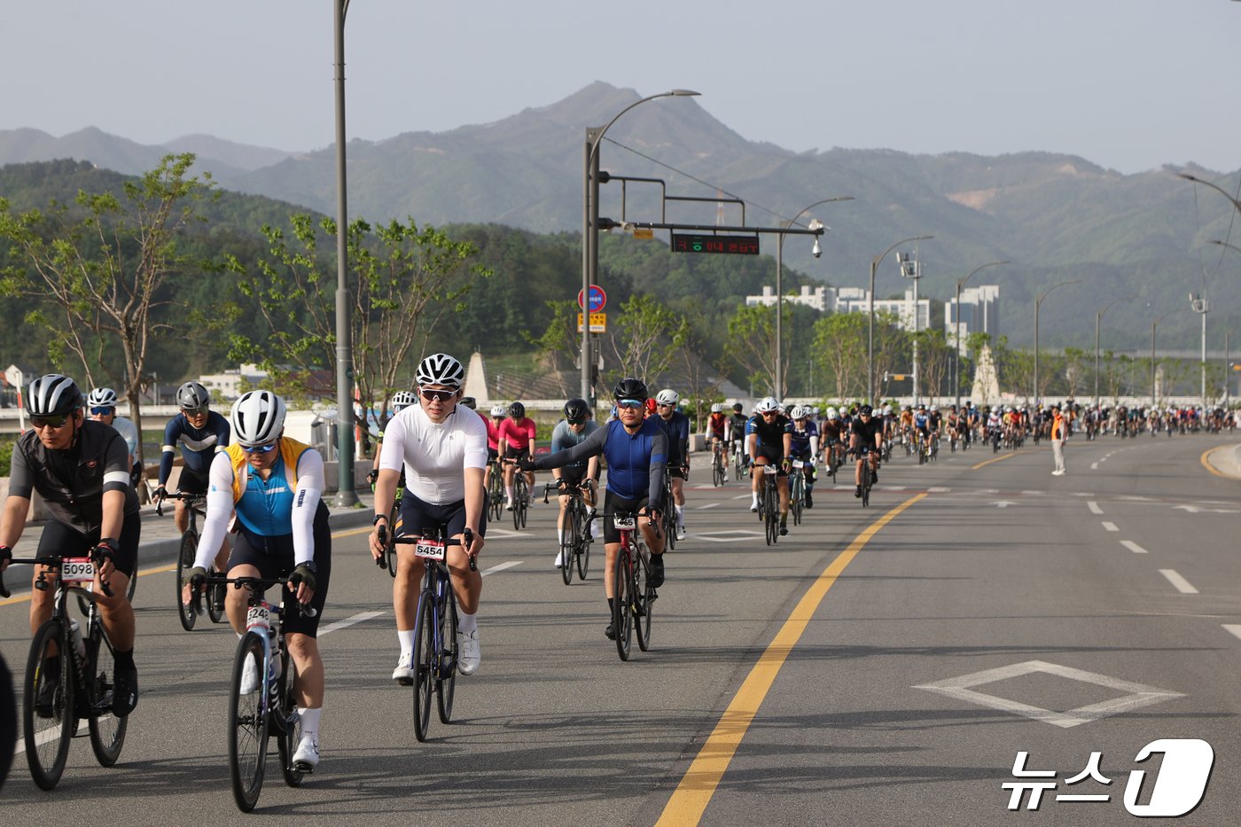 27일 열린 2024 양양 그란폰도 자전거대회에서 참가자들이 남대천을 배경삼아 라이딩을 하고 있다.&#40;양양군 제공&#41; 2024.4.28/뉴스1 ⓒ News1 윤왕근 기자