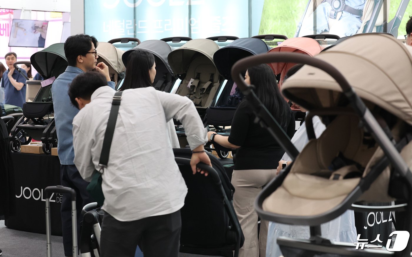본문 이미지 - 진열된 유모차. 사진은 기사 이해를 돕기 위한 것으로 기사 내용과 직접 관련 없음.  (뉴스1 DB) 