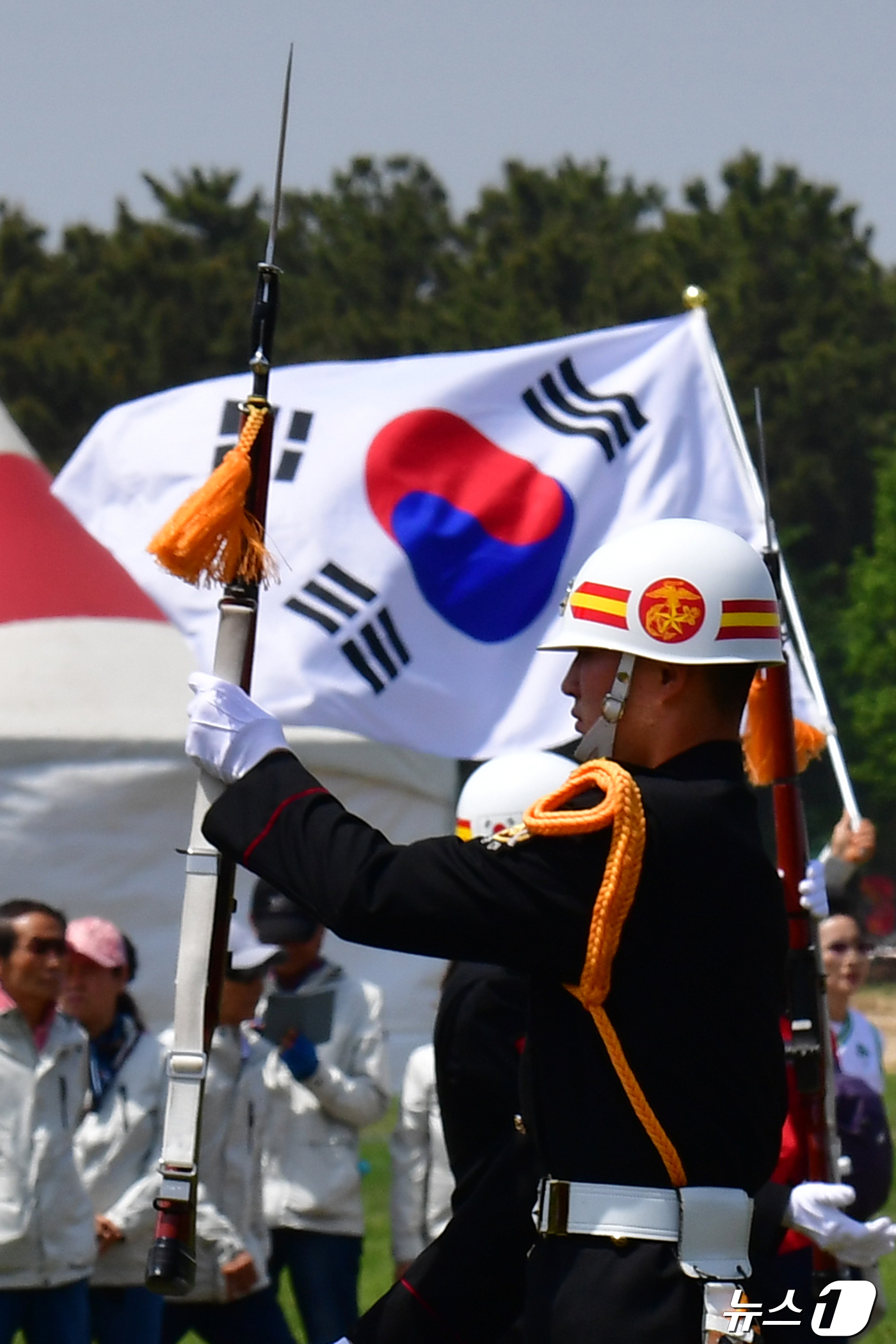 (포항=뉴스1) 최창호 기자 = 28일 경북 포항시 남구 해병대 1사단 연병장에서 열린 '2024 해병대 문화축제장에서 해병대 의장대 시범공연이 열리고 있다. 2024.4.28/뉴 …