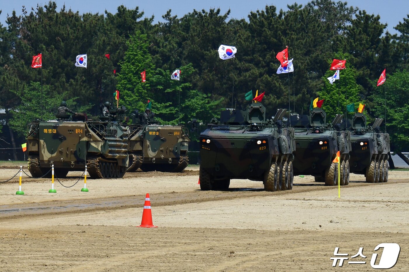 본문 이미지 - 지난해 경북 포항에서 열린 해병대 문화축제에 차륜형 장갑차 K808, 한국형상륙돌격장갑차&#40;KAAV&#41;가 도열해 있다.&#40;뉴스1 자료, 재판매 및 DB금지&#41;   ⓒ News1 최창호 기자
