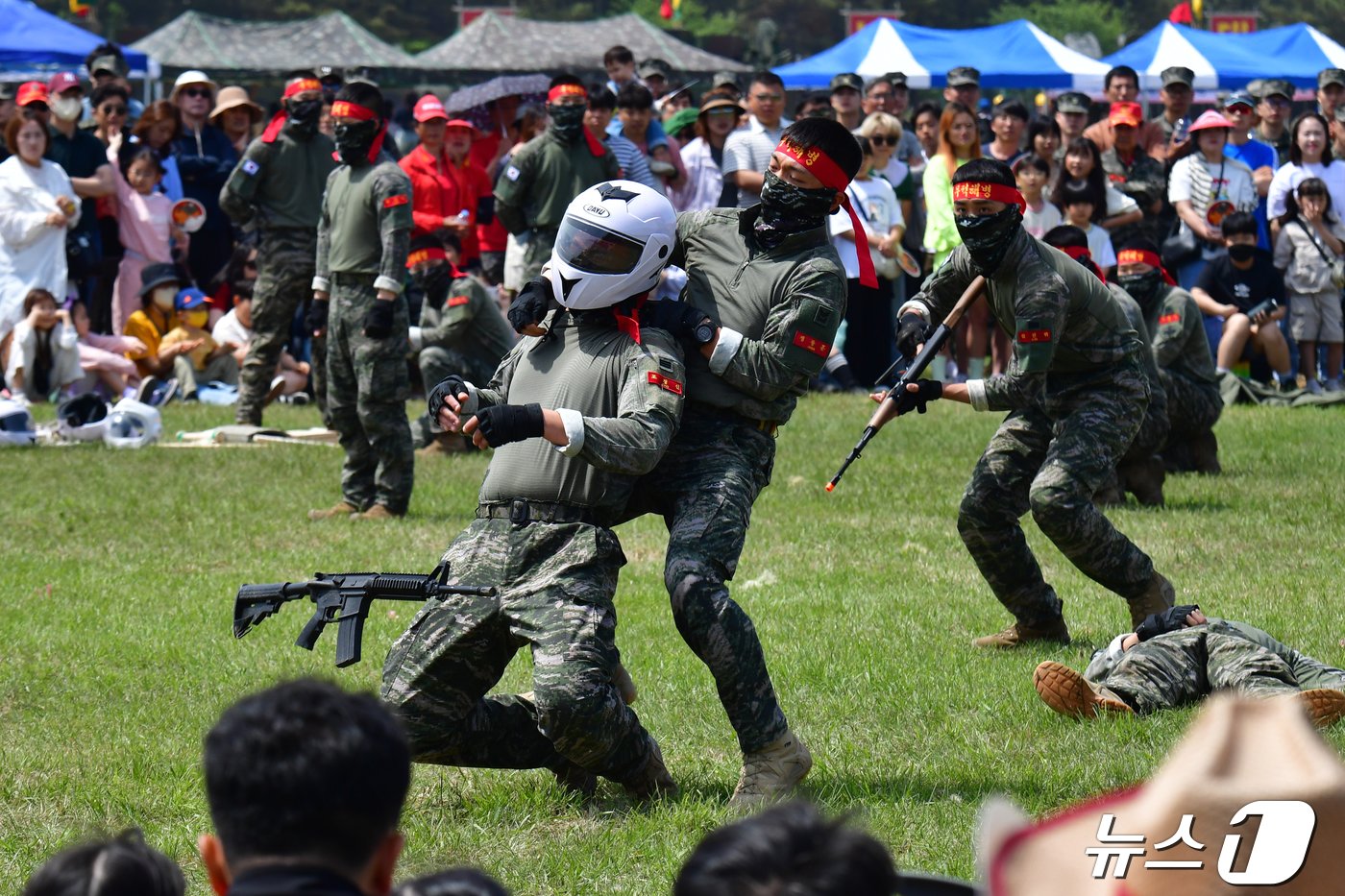 28일 경북 포항시 남구 해병대 1사단 연병장에서 열린 &#39;2024 해병대 문화축제장에서 해병대 수색대원들의 &#39;무적도&#39; 시범이 열리고 있다. 2024.4.28/뉴스1 ⓒ News1 최창호 기자