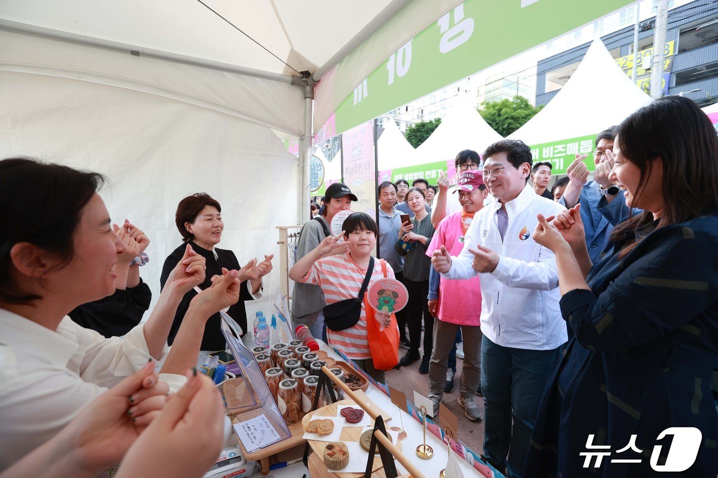 본문 이미지 - 이상일 시장(흰색 상의)이 27일 열린 신갈오거리 거리축제에서 부스 참가자들과 인사를 나누고 있는 모습.(용인시 제공)