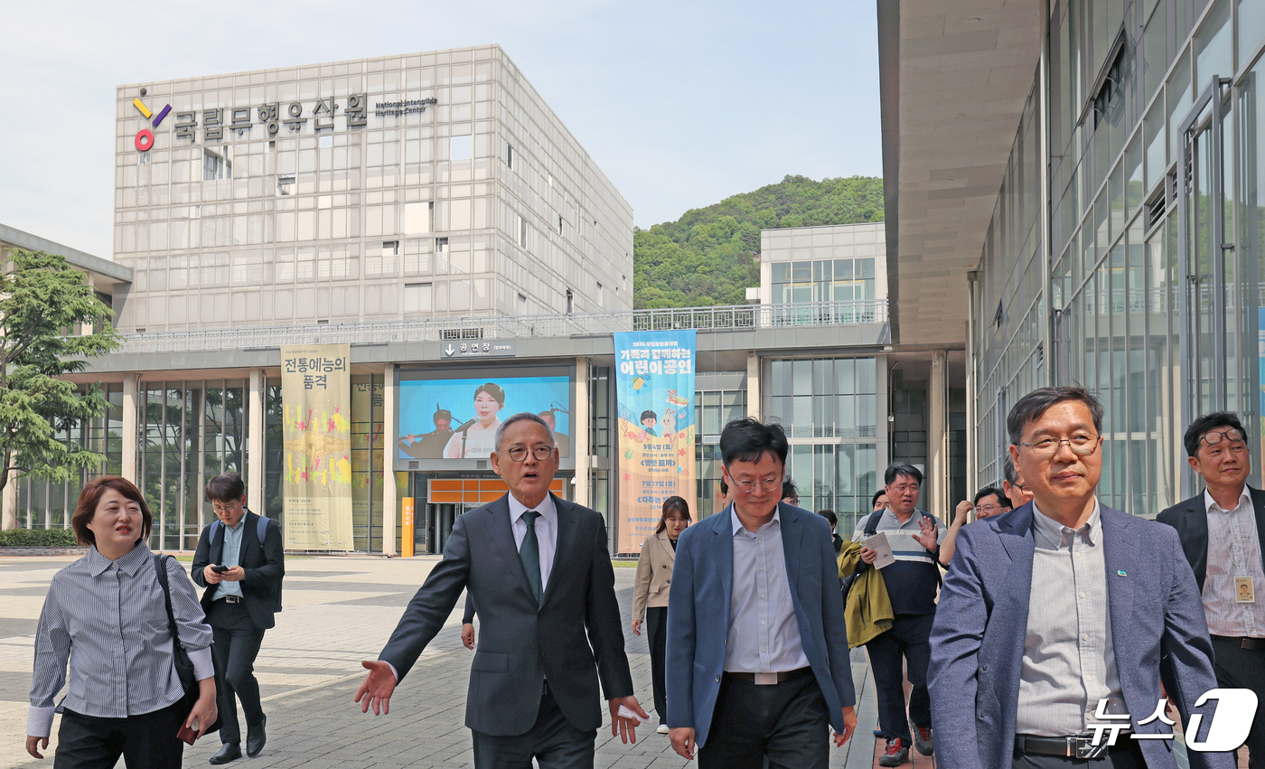(서울=뉴스1) = 유인촌 문화체육관광부 장관이 28일 전북 전주시 국립무형유산원을 방문해 시설을 둘러보고 있다. (문화체육관광부 제공) 2024.4.28/뉴스1