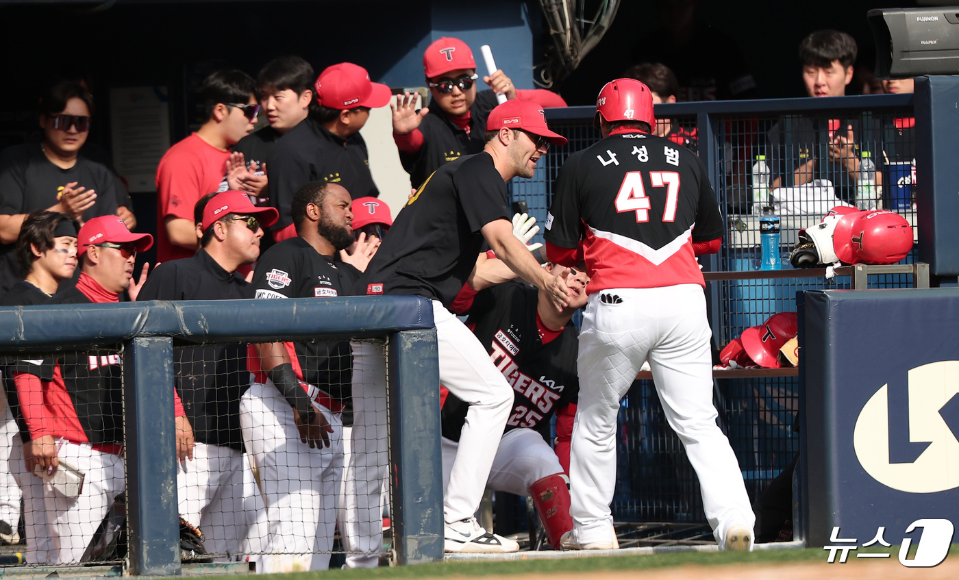 (서울=뉴스1) 김성진 기자 = KIA 나성범이 28일 오후 서울 송파구 잠실야구장에서 열린 프로야구 '2024 신한 SOL Bank KBO리그' KIA 타이거즈와 LG 트윈스의 …