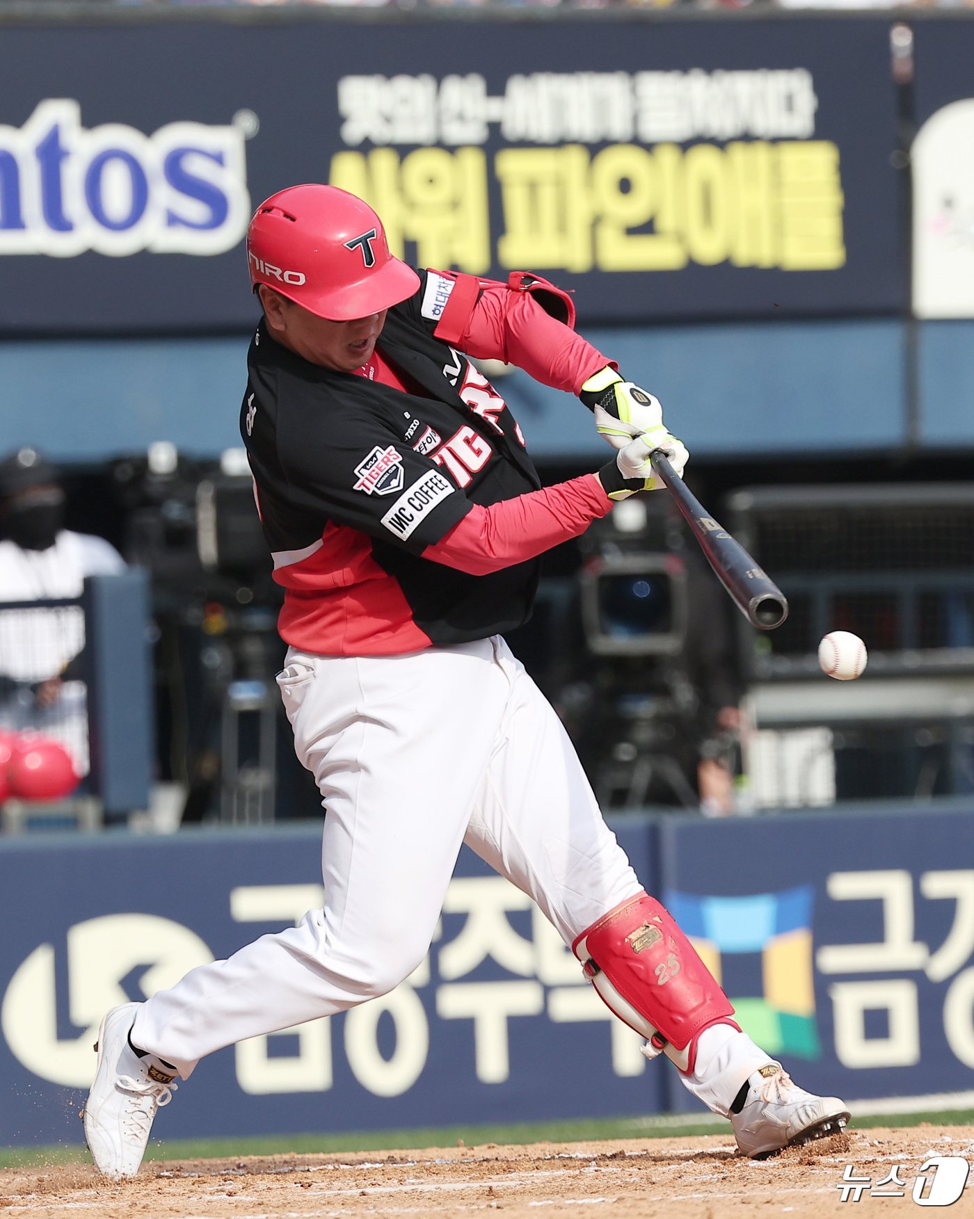 본문 이미지 - KIA 이우성이 28일 오후 서울 송파구 잠실야구장에서 열린 프로야구 '2024 신한 SOL Bank KBO리그' KIA 타이거즈와 LG 트윈스의 경기, 7회초 1사 3루 상황에서 1타점 적시타를 치고 있다. 2024.4.28/뉴스1 ⓒ News1 김성진 기자