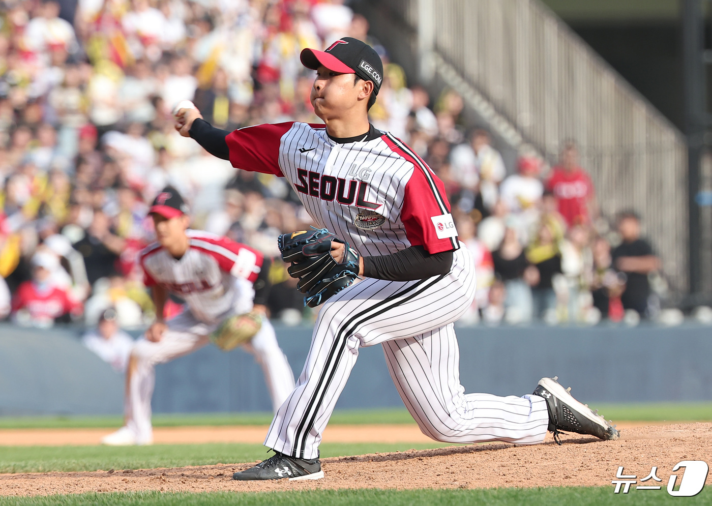 (서울=뉴스1) 김성진 기자 = LG 우강훈이 28일 오후 서울 송파구 잠실야구장에서 열린 프로야구 '2024 신한 SOL Bank KBO리그' KIA 타이거즈와 LG 트윈스의 경 …