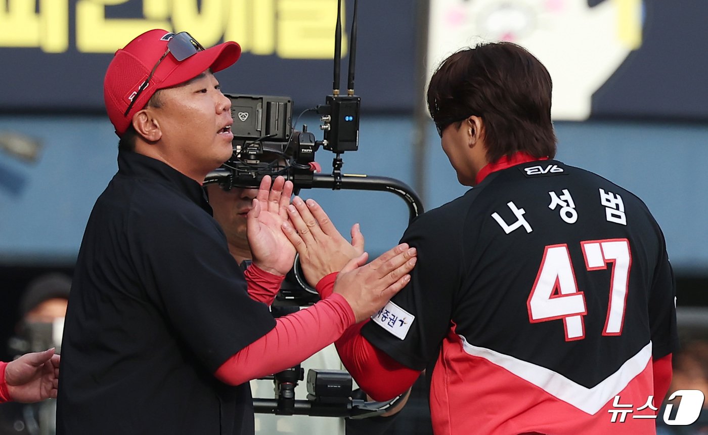 본문 이미지 - KIA 타이거즈의 이범호 감독(왼쪽)과 주장 나성범. 2024.4.28/뉴스1 ⓒ News1 김성진 기자