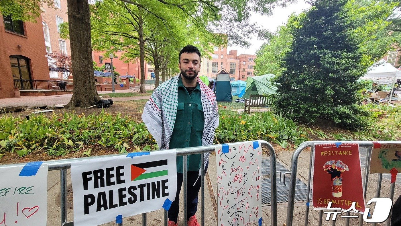 본문 이미지 - 미국 정부의 친이스라엘 정책에 대해 비판하는 텐트 농성에 참여하고 있는 모아타즈 살림이 27일(현지시간) 뉴스1과 인터뷰를 한 뒤 사진 촬영에 응하고 있다.