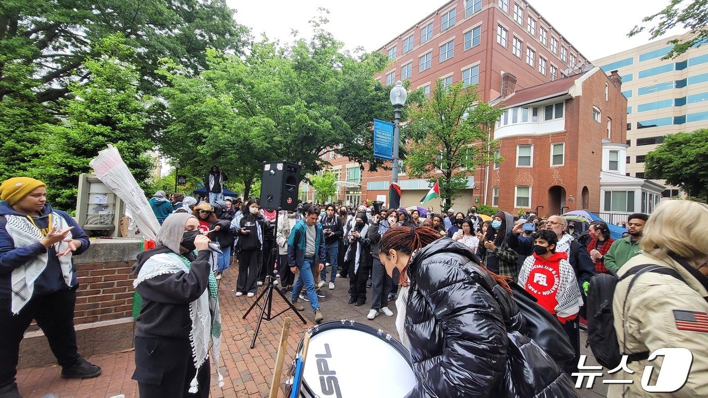 본문 이미지 - 친팔레스타인 시위대가 27일(현지시간) 워싱턴DC 조지워싱턴대 앞에 설치된 텐트 농성장 앞에서 팔레스타인에 대한 자유를 요구하는 시위를 벌이고 있다.