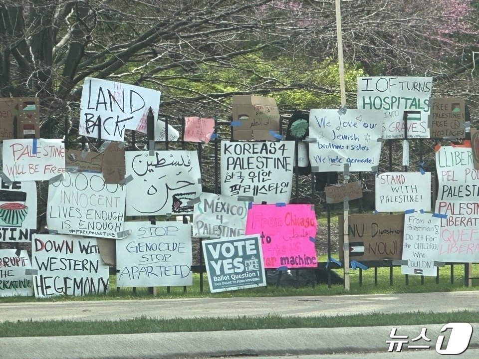 본문 이미지 - 친팔레스타인 구호가 즐비한 가운데 한국어 현수막도 눈에 띈다. ⓒ 뉴스1 박영주 통신원 2024.04.27/