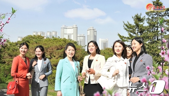 봄철 북한 평양 거리의 여성들…\
