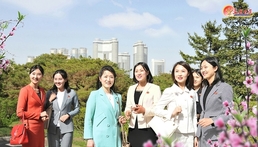 봄철 북한 평양 거리의 여성들…