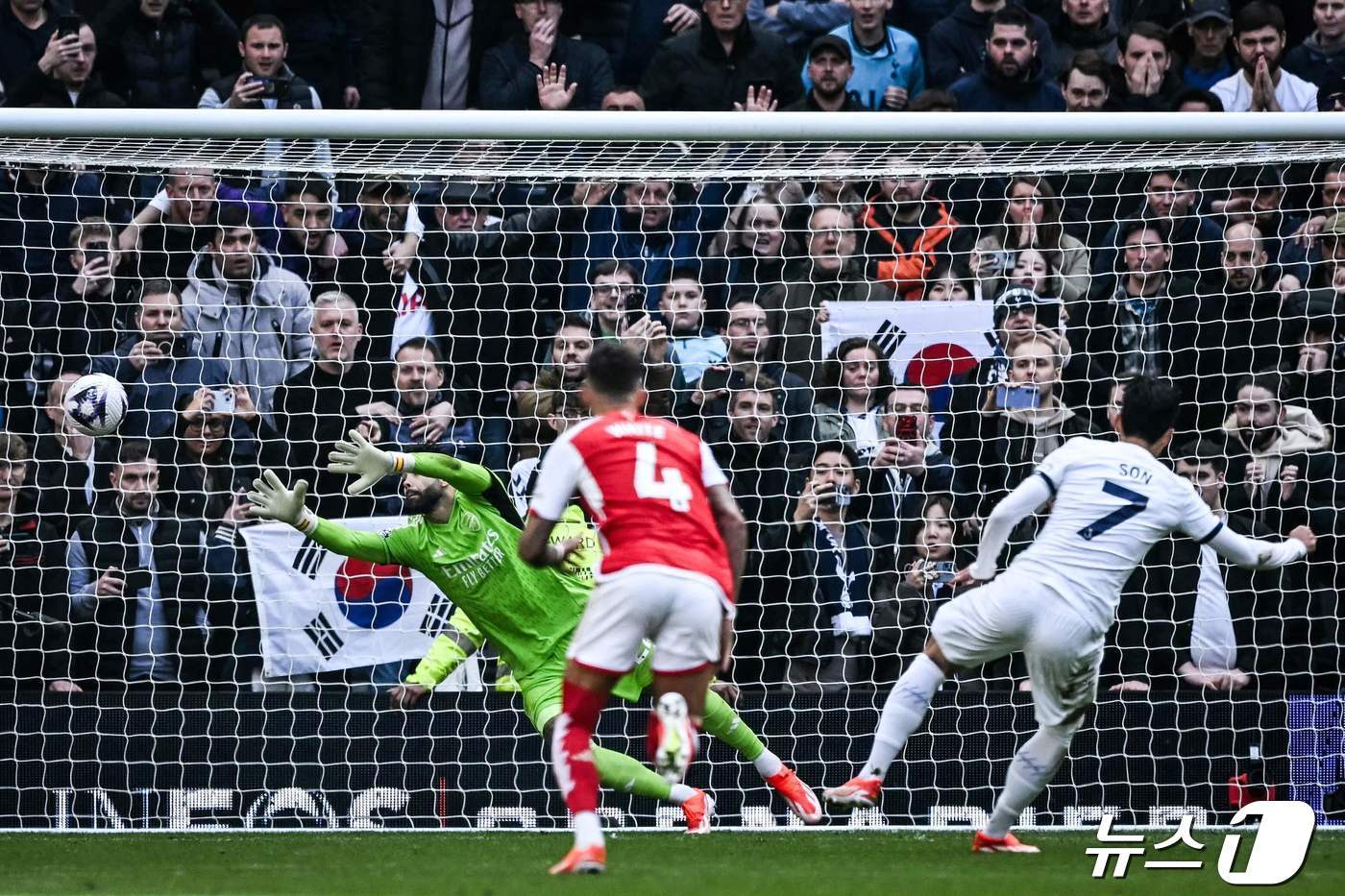 본문 이미지 - 토트넘의 손흥민이 28일(현지시간) 런던의 토트넘 홋스퍼 스타디움에서 열린 EPL 아스널과 '북런던 더비'서 페널티킥으로 시즌 16호 골을 터뜨리고 있다. 2024. 04. 29 ⓒ AFP=뉴스1 ⓒ News1 우동명 기자
