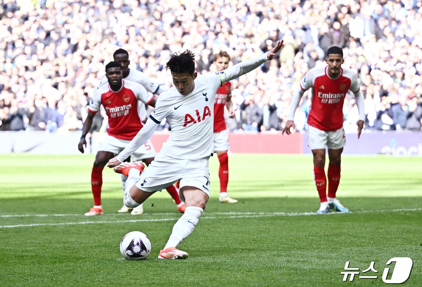 본문 이미지 - 토트넘의 손흥민이 28일(현지시간) 런던의 토트넘 홋스퍼 스타디움에서 열린 EPL 아스널과 '북런던 더비'서 PK로 시즌 16호 골을 터뜨리고 있다. 2024. 04. 29 ⓒ 로이터=뉴스1 ⓒ News1 우동명 기자