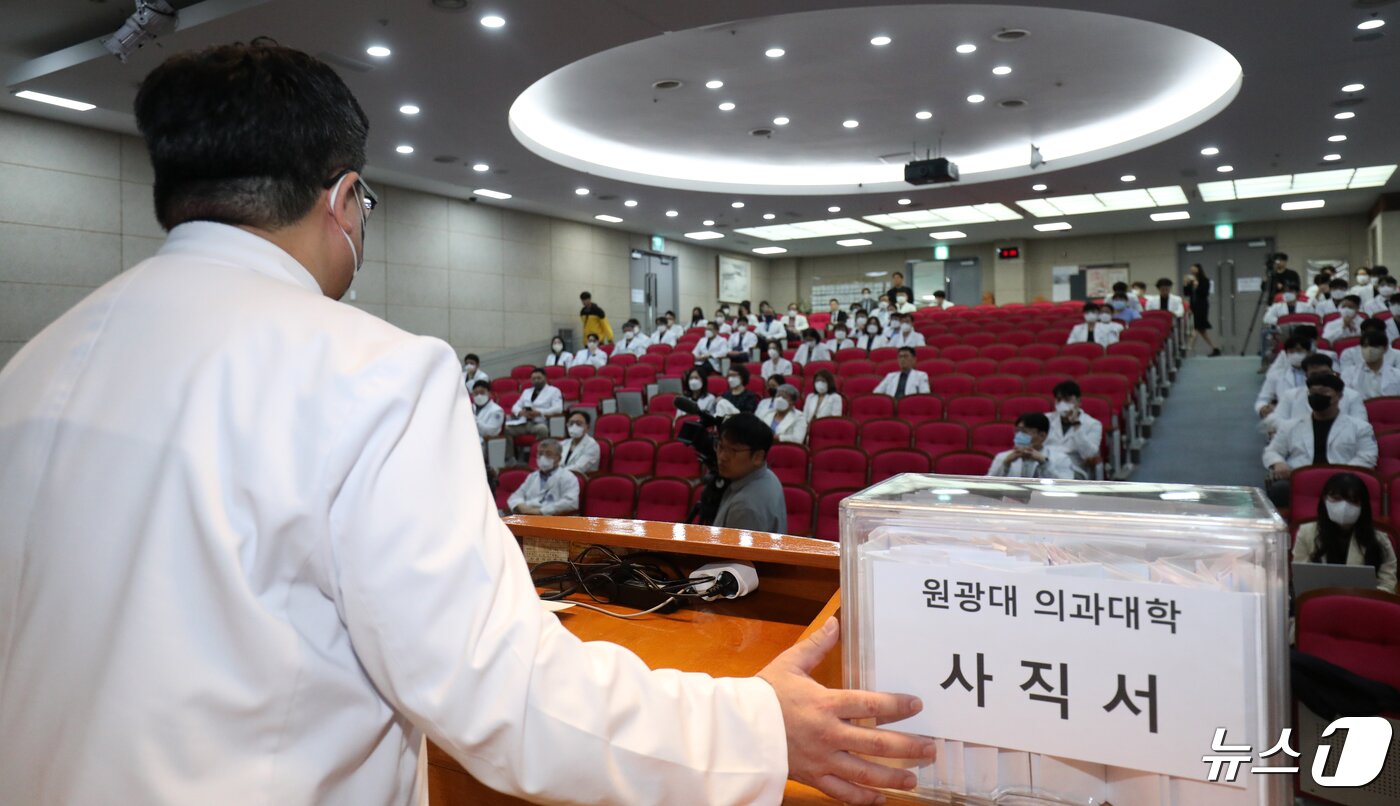 본문 이미지 - 29일 전북자치도 익산시 원광대병원 대강당에서 강홍제 원광대병원 비상대책위원회 위원장이 가운 반납과 사직서 전달에 앞서 성명서를 낭독하고 있다. 2024.4.29/뉴스1 ⓒ News1 유경석 기자