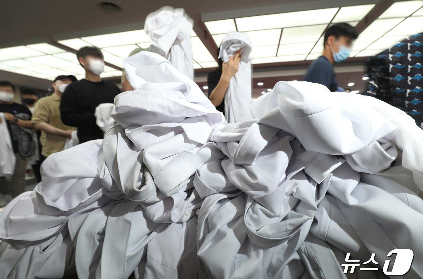 본문 이미지 - 29일 전북자치도 익산시 원광대병원 대강당에서 원광대병원 비상대책위원회 관계자들이 사직서 전달을 마치고 가운을 반납하고 있다. 2024.4.29/뉴스1 ⓒ News1 유경석 기자