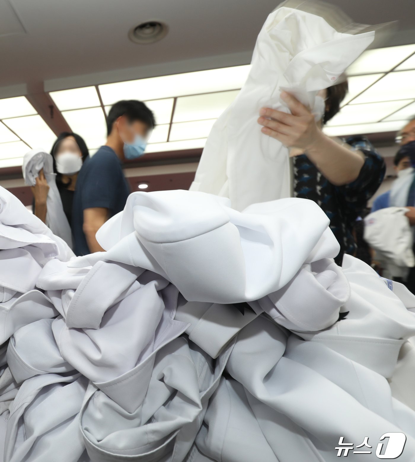 본문 이미지 - 29일 전북자치도 익산시 원광대병원 대강당에서 원광대병원 비상대책위원회 관계자들이 사직서 전달을 마치고 가운을 반납하고 있다. 2024.4.29/뉴스1 ⓒ News1 유경석 기자