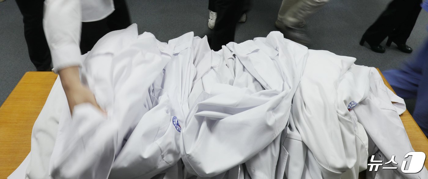 본문 이미지 - 29일 전북자치도 익산시 원광대병원 대강당에서 원광대병원 비상대책위원회 관계자들이 사직서 전달을 마치고 가운을 반납하고 있다. 2024.4.29/뉴스1 ⓒ News1 유경석 기자