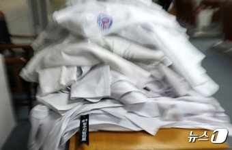 본문 이미지 - 29일 전북자치도 익산시 원광대병원 대강당에서 원광대병원 비상대책위원회 관계자들이 사직서 전달을 마치고 가운을 반납하고 있다. 2024.4.29/뉴스1 ⓒ News1 유경석 기자