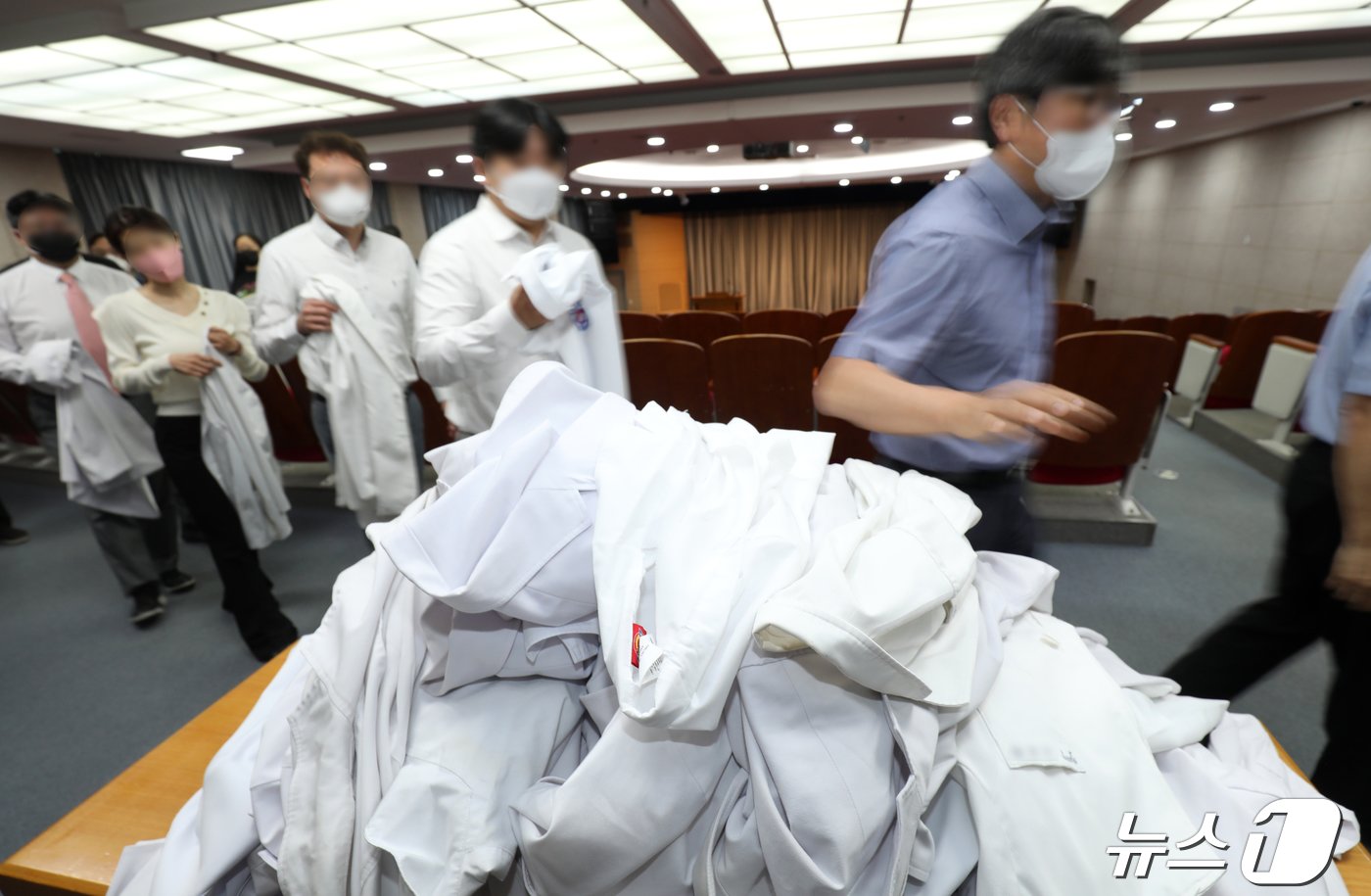 본문 이미지 - 29일 전북자치도 익산시 원광대병원 대강당에서 원광대병원 비상대책위원회 관계자들이 사직서 전달을 마치고 가운을 반납하고 있다. 2024.4.29/뉴스1 ⓒ News1 유경석 기자