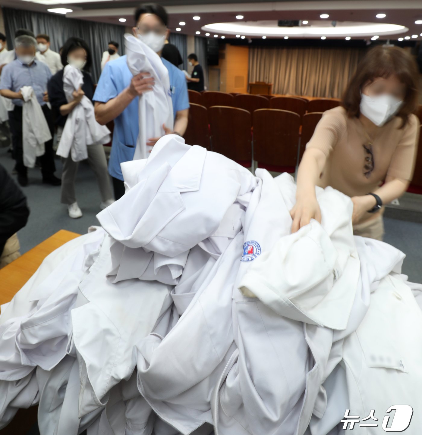 본문 이미지 - 29일 전북자치도 익산시 원광대병원 대강당에서 원광대병원 비상대책위원회 관계자들이 사직서 전달을 마치고 가운을 반납하고 있다. 2024.4.29/뉴스1 ⓒ News1 유경석 기자